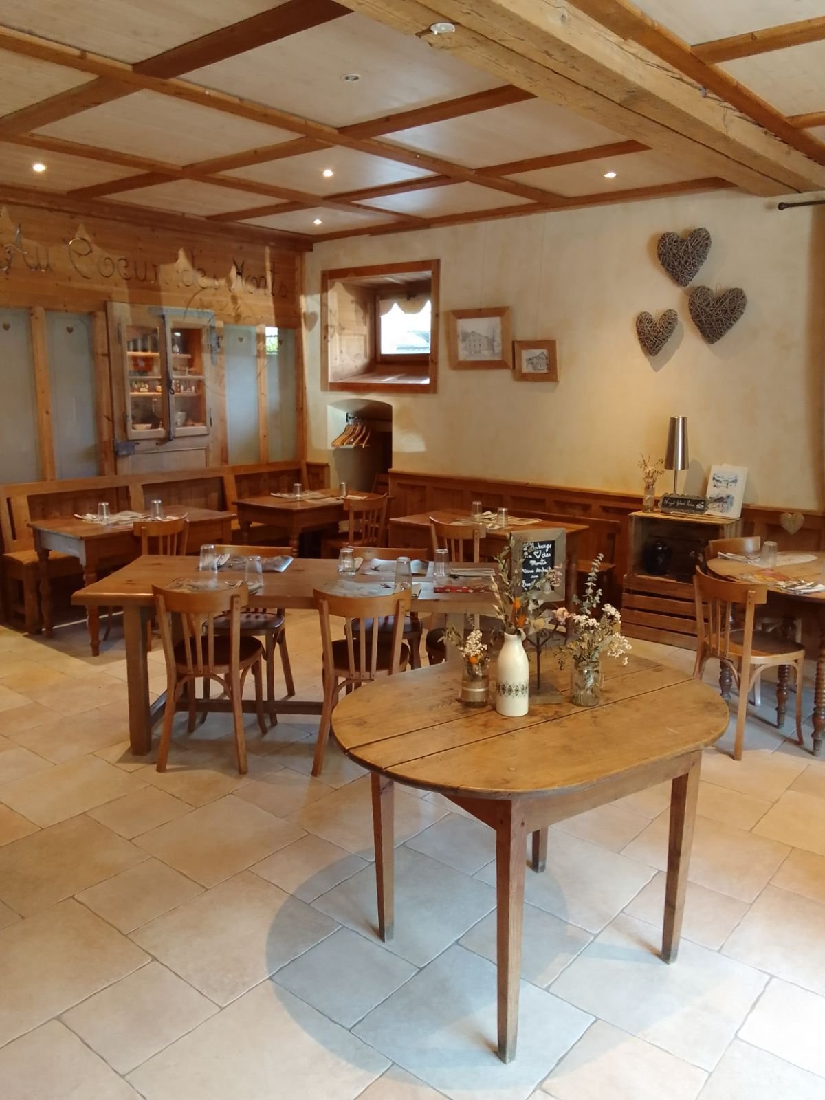 salle-du-restaurant-la clusaz groisy